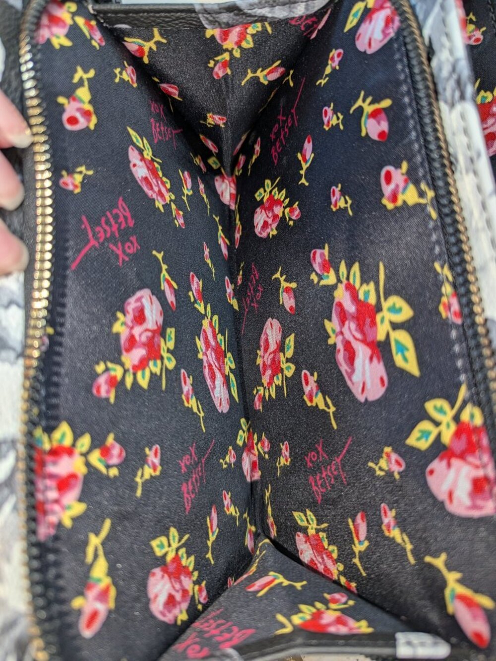 Betsey Johnson watercolor floral crossbody bag. EUC! - Picture 3 of 6